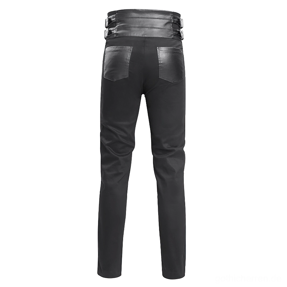 Detail-Nahaufnahme der Rückentaschen der schwarzen Gothic Lederhose mit Nieten und Lederarbeiten