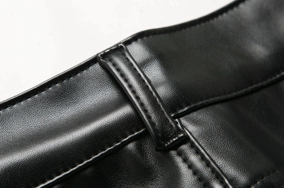Seitliche Taillenbandanzeige mit verstärkten Gürtelschlaufen und Kontrastnaht auf schwarzer PU-Kunstleder-Lederhose