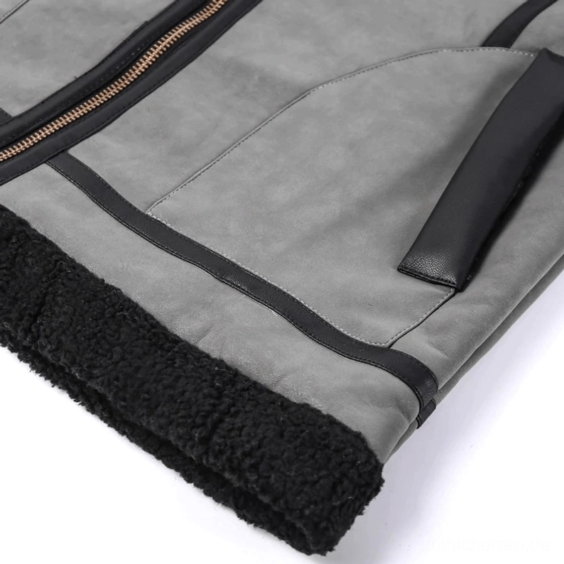 Gothic Lederjacke Seitenprofil zeigt Struktur, Passform, Fleece-Futter-Kontrast und industrielle Design-Elemente