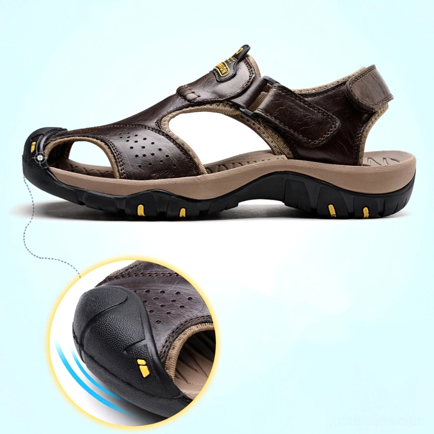 Dunkelbraune Herren-Ledersandalen gothic Seitenansicht mit geschlossener Zehenkappe-Schutz-Detail und sicherer Knöchelriemen auf hellem Hintergrund