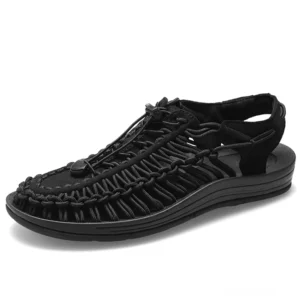 Schwarze Gothic Ledersandalen für Herren mit elastischem Knöchel-Wickel und Schnürverschluss, Vorder-Dreiviertel-Ansicht