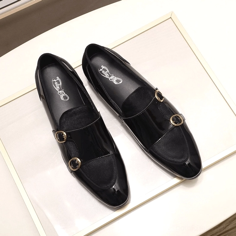Gothic Loafer alternative Ansicht – Doppelschnallen und gespitzte Zehenform Detailansicht mit Hardware-Fokus