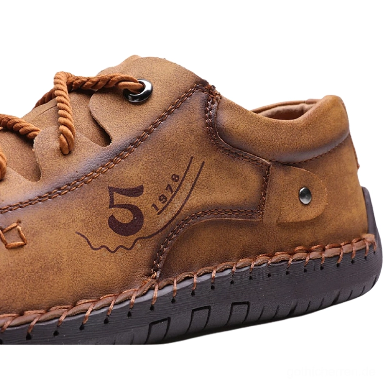 Seitliche Nahaufnahme Gothic Casual Leder Schnürschuh mit handgesteppter Laufsohle und gepolstertem Schaftbereich, Knöchelkomfort-Design