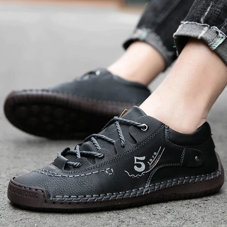Gothic Casual Herren-Schnürschuhe mit Schnürverschluss, Studio-Ansicht zeigt atmungsaktives Leder-Design und Komfort-Merkmale