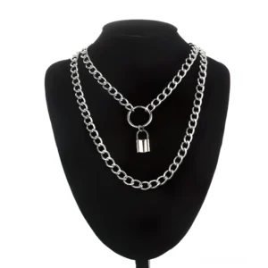 Gothic Lock Chain Necklace mit silbernem Vorhängeschloss-Anhänger, Dual-Layer-Design auf schwarzem Schmuck-Büstenmännchen, Frontansicht zeigt präzise Kettenarbeit und gotische Metalldetails