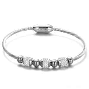 Gothic Magnetarmband Silber Edelstahl Charm Armband mit kristallbesetzten Perlen Magnetverschluss Frontansicht elegantes gothisches Accessoire