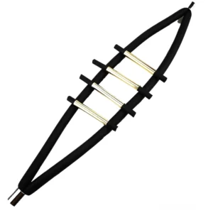 Flach ausgebreitetes schwarzes Gothic-Armband mit magnetischem Verschluss von oben, Silikonbänder und metallic Gold-Akzentleisten auf hellem Hintergrund