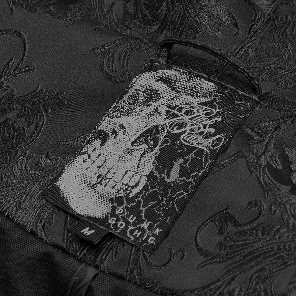 Detailaufnahme des Etiketts des Gothic Mantels mit Totenkopf-Druck-Branding, Punk-Goth Ästhetik und Größenmarker auf strukturiertem Jacquard-Stoff