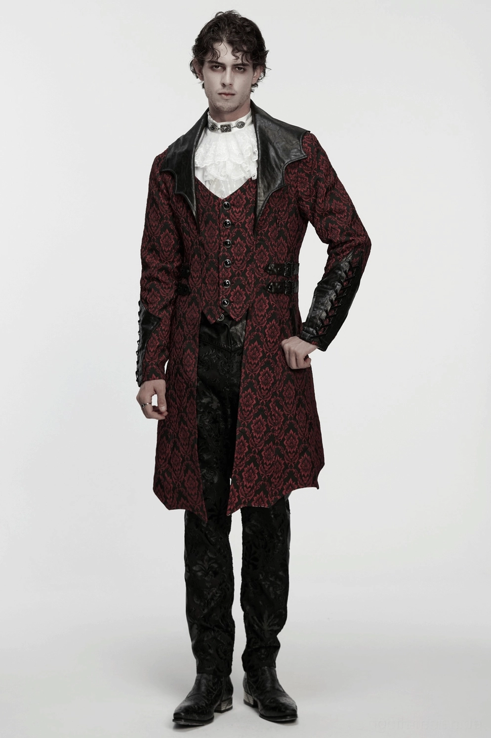 Styled Gothic Mantel Ansicht zeigend Fledermaus-Kragen Einfluss, Kunstleder-Trim-Akzente und Alternative Fashion Kontext