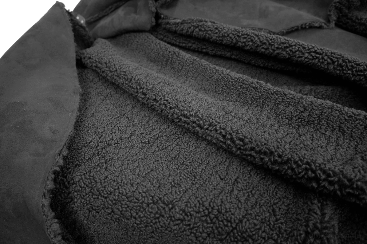Kapuzen-Detailansicht des Gothic Mantels mit übergroßem Kragen-Framing und Fleece-Innenfutter, zeigt theatralische Kapuzenkonstruktion