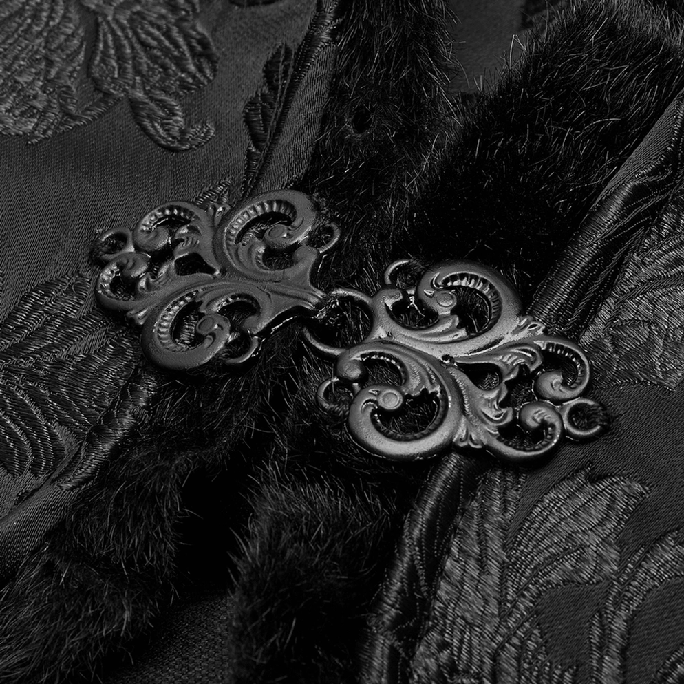 Nahaufnahme des dekorativen Metallschließen-Details des Gothic Mantels mit verschlungenen Scroll-Motiven, flauschigem Samtbesatz und Jacquard-Stoffhintergrund