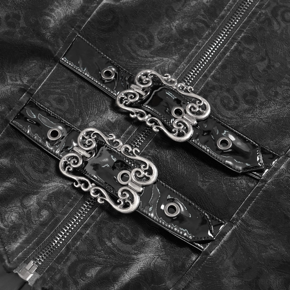 Verzierte Metallschnallen-Hardware und gesteppte Samtgewebe-Textur Detail auf Gothic-Mantel, Nahaufnahme