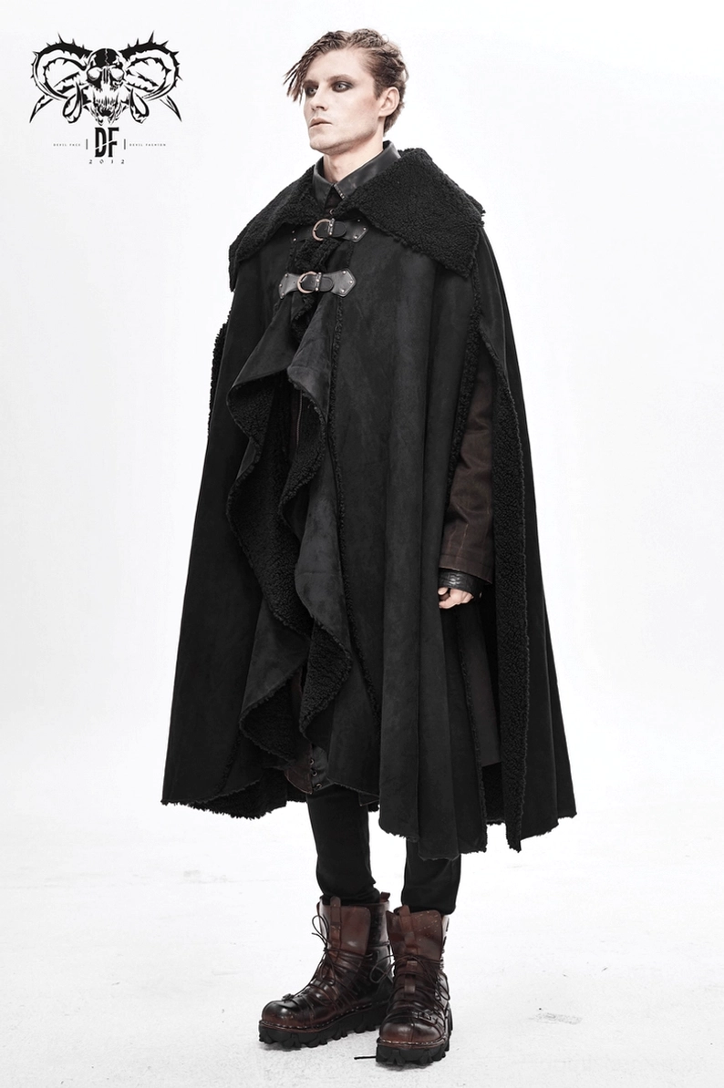 Vorderseite Dreiviertel-Ansicht des übergroßen Gothic Mantels mit Fleecefutter und Schnallenkragen auf männlichem Model, zeigt Loose-Fit und theatralische Kapuze