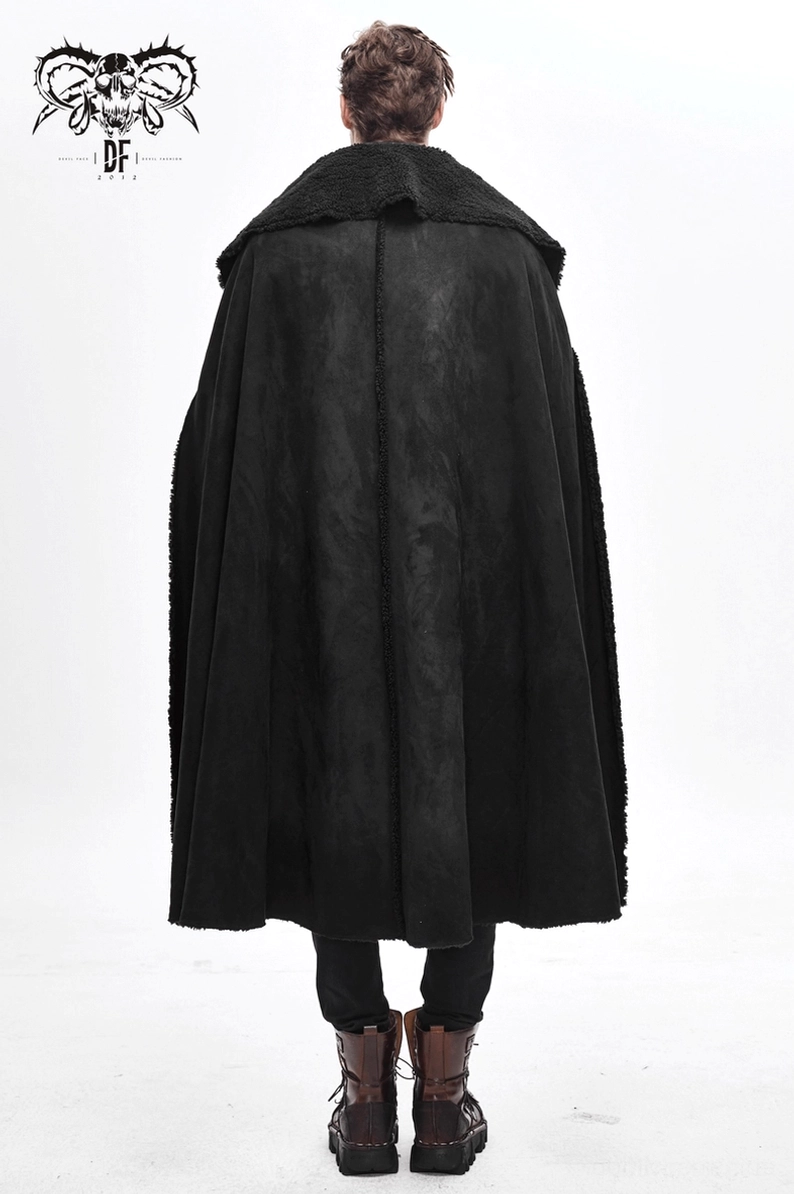Vollständige Rückansicht des Herren-Gothic-Mantels, bodenländige Drapierung, glatte schwarze Polyester-Rückseite ohne Dekoration, zeigt die Gesamtsilhouette