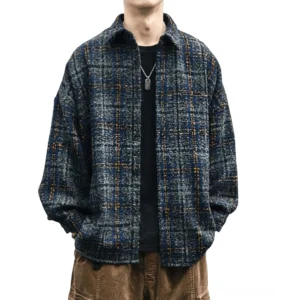 Gothic Marinebau-Tartan-Wollhemd für Herren mit dickem Karo-Webemusters und vollständigen Ärmeln, Vorderansicht auf männlichem Modell mit Umlegekragen und entspanntem Schnitt