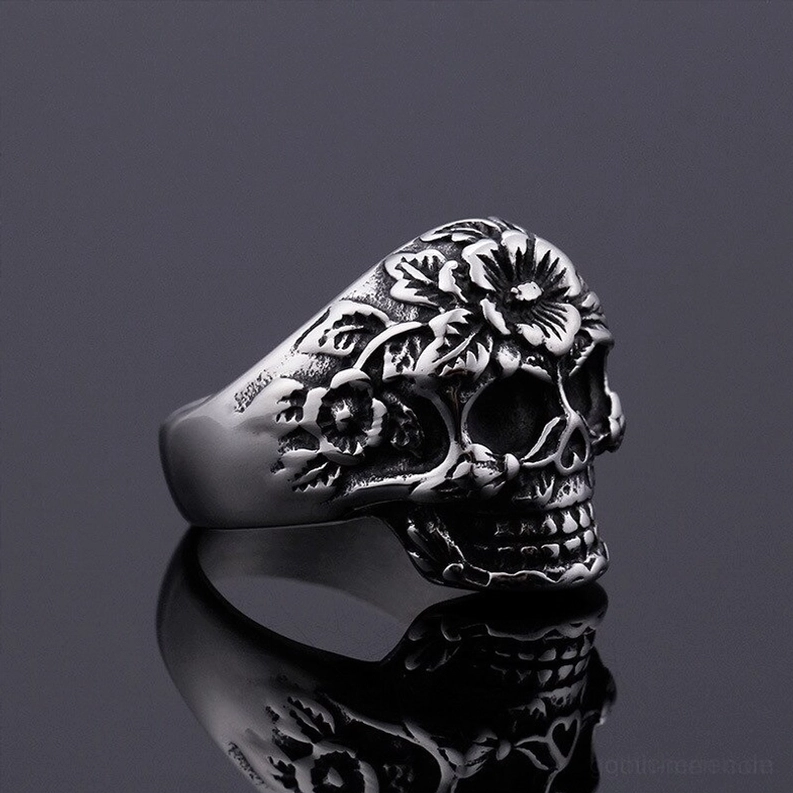 Gotischer Memento-Mori Totenkopf-Ring mit Blüten, rechte Seitenprofil-Detail-Ansicht, sichtbares Innenband, gealterte Silber-Oberfläche, distressed Vintage-Finish, gotische Fashion-Schmuckstück, Seitenansicht