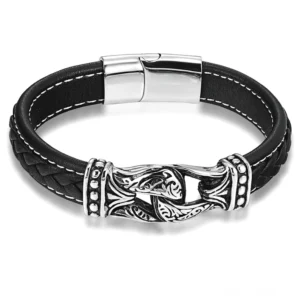 Gotisches Herren-Lederarmband mit Magnetverschluss von oben, schwarzes geflochtenes Leder mit silbernem Edelstahl-Verschluss auf weißem Hintergrund