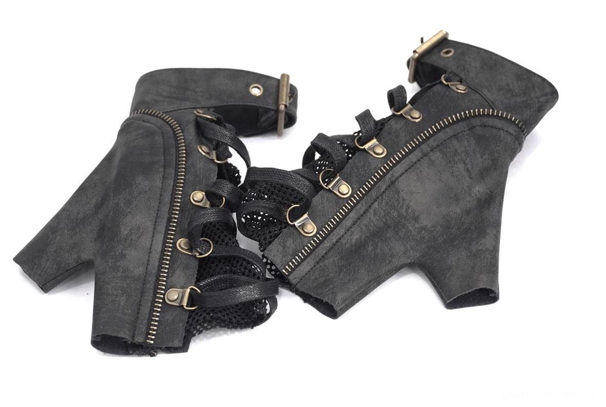 Gothic Mesh Handschuhe mit industriellem Buckle-Riemen und Metallbeschlag - Hardware Detail Aufnahme