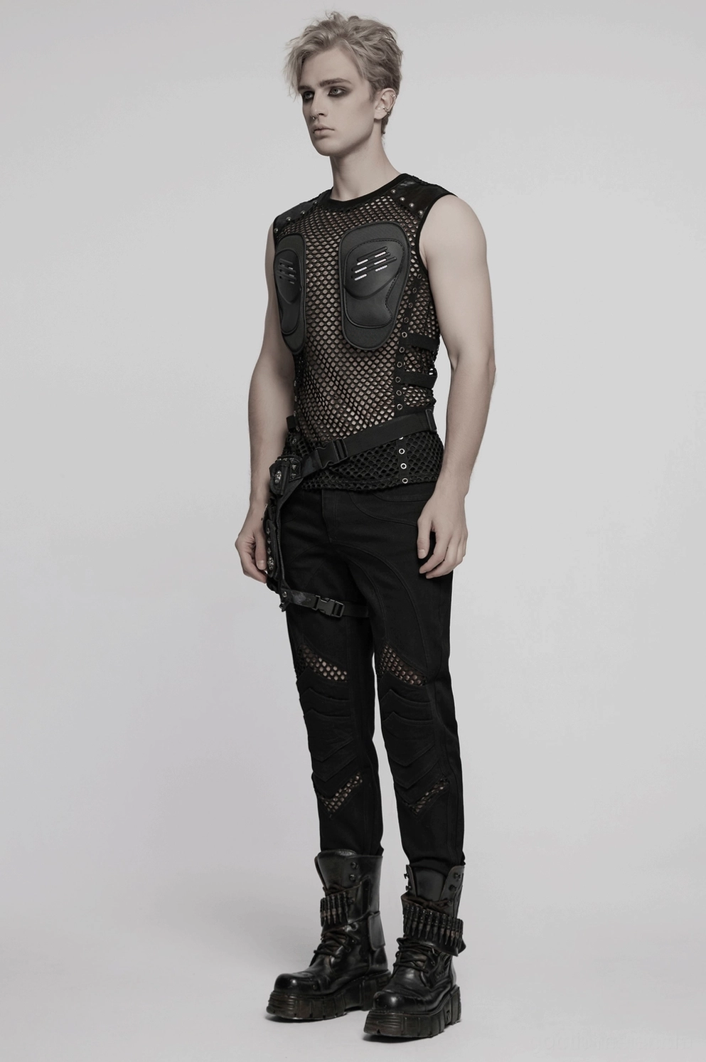Kunstleder und Metall-Niet Detail Nahaufnahme auf herrn Gothic Mesh Muskelshirt Brustseite
