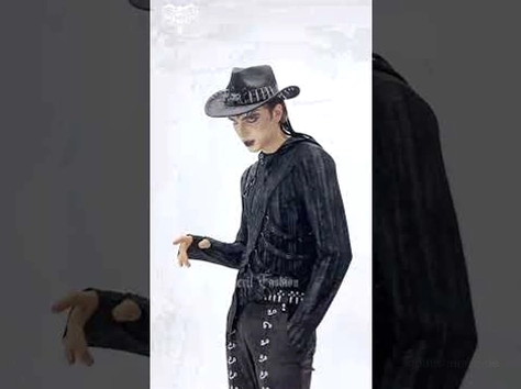 Männliches Gothic-Model trägt schwarzen Metal Spike Bullet Trim Cowboy Hut, Dreiviertel-Ansicht mit dunkler Streetwear und rebellischer Alternative-Fashion-Aesthetic
