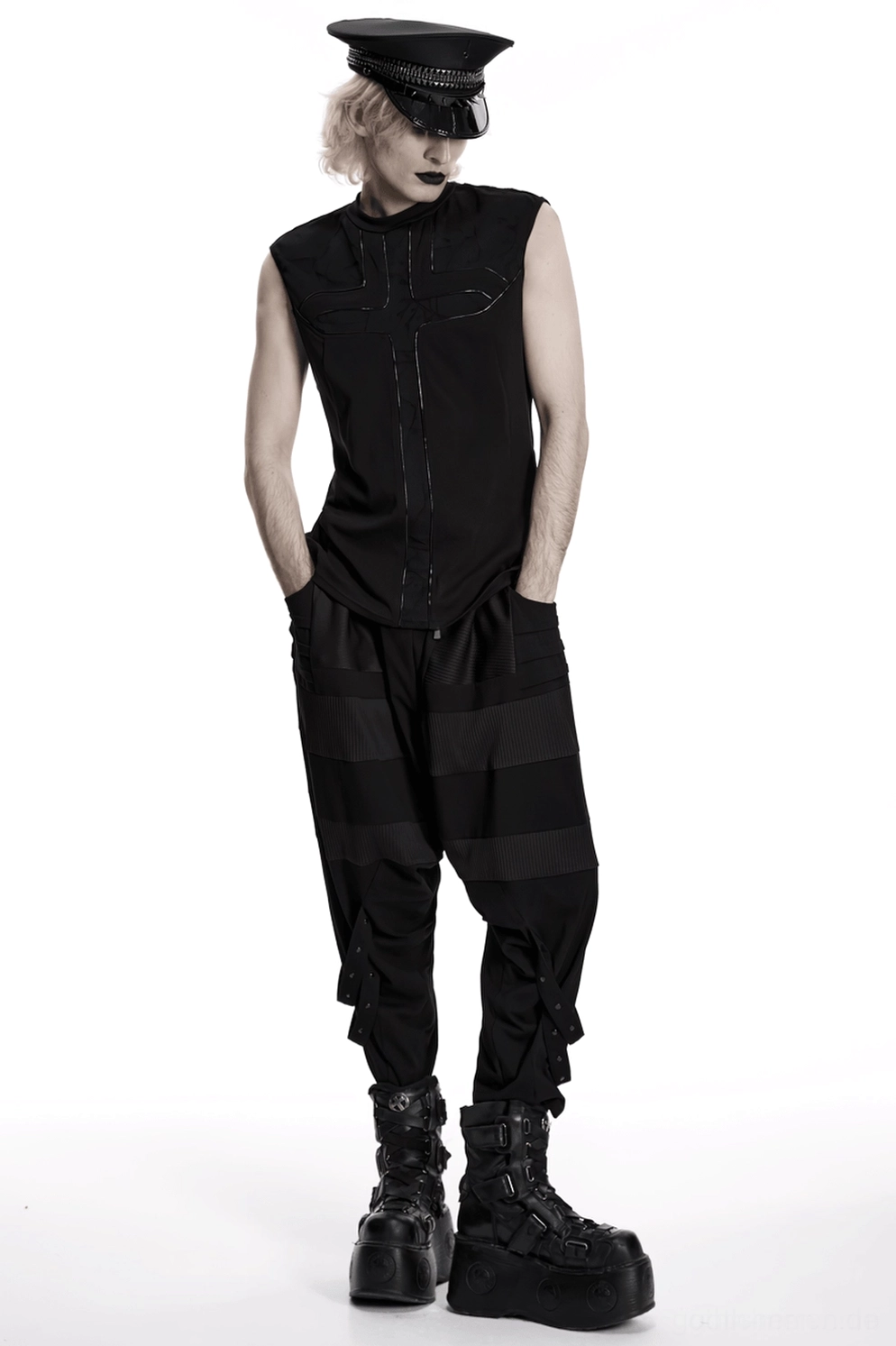 Gothic Militärmütze Hauptprodukt-Image, Schwarz mit genietetes Visier-Band, Punk Alternative Kopfbedeckung im Studio-Setting