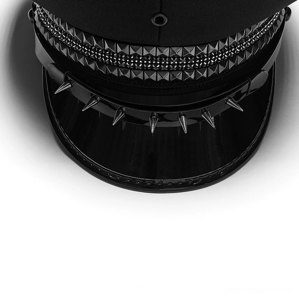 Nahaufnahme Gothic Militärmütze Detail, Metallspitzen-Nieten und glänzendes schwarzes Visier, Textur-Fokus auf industrielle Verzierungen