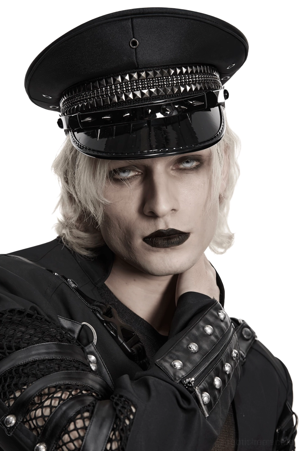 Gothic Militärmütze mit Nieten aus der Frontansicht auf Model getragen, schwarzes glänzendes Visier mit Metallspitzen-Details, alternative Fashion Kopfbedeckung