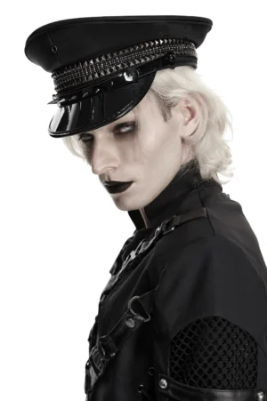 Industrial-Gothic Militärmütze Seitenprofil, Spitzen-genietete Band, glänzendes schwarzes Visier, Punk-Ästhetik Kopfbedeckung mit Strukturdetails