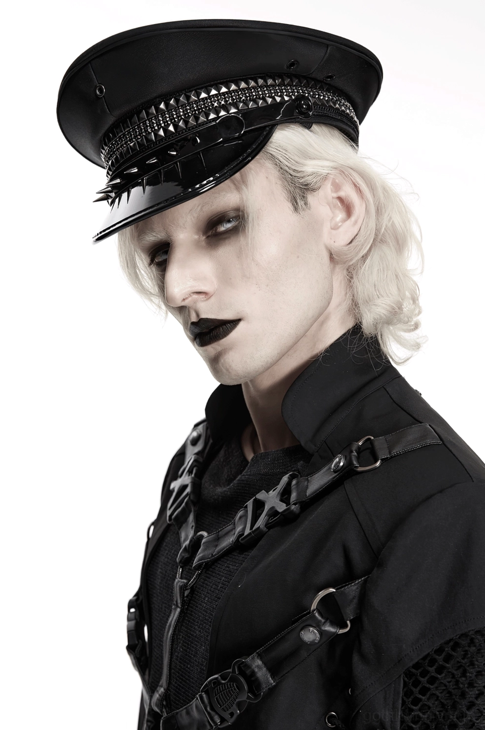 Gothic Militärmütze Styling-Referenz, schwarzes genietetes Design mit glänzendem Visier, dunkle Ästhetik Fashion auf Alternative Model