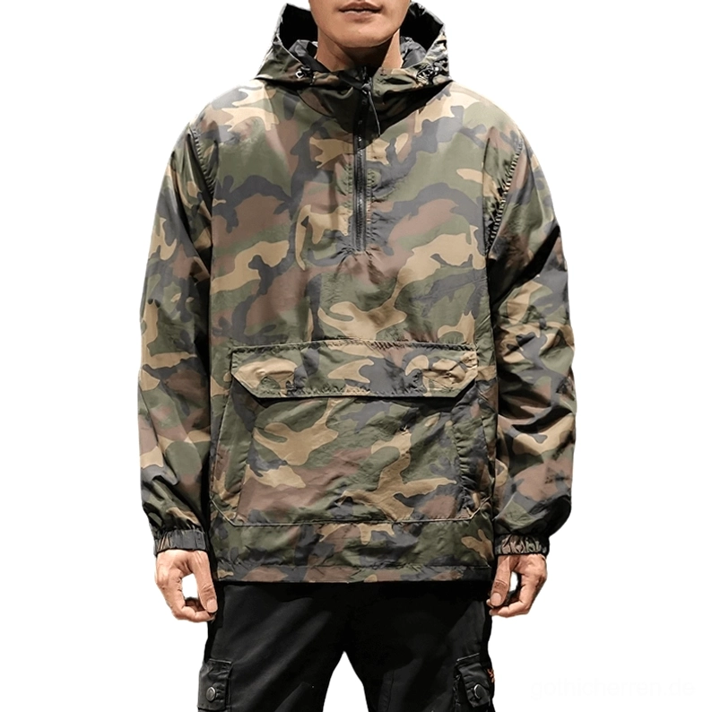Vorderansicht des Gothic-Military-Kapuzenpullovers mit Half-Zip in Camouflage und Schwarz, verstellbare Kapuze mit Kordel, großzügige Känguru-Vordertasche, männliches Modell tragen