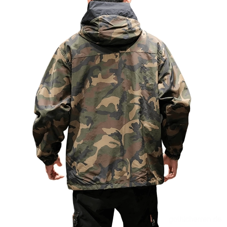 Rückansicht des Gothic-Military-Oversized-Kapuzenpullovers in Camouflage, elastische Abschlüsse am Saum, versteckte Kapuzendetails, männliches Modell tragend