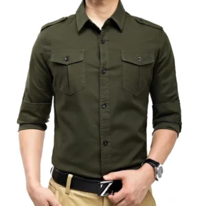 Gothic military cargo hemd in armeegrün mit slim-fit schnitt, schulterepauletten und funktionalen brusttaschenklappen, getragen von männlichem model, frontansicht