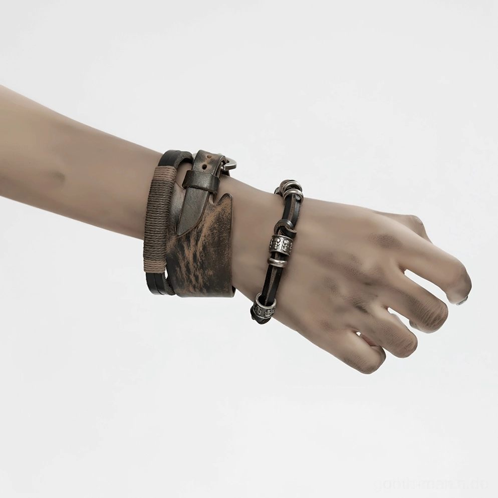 Gothic weibliches Modell mit dunklem Make-up trägt Vintage Leder Punk Armbänder und geschichtete Halsketten, Brustaufnahme Porträt Schuss, Alternative Subkultur Styling, Dark Fashion