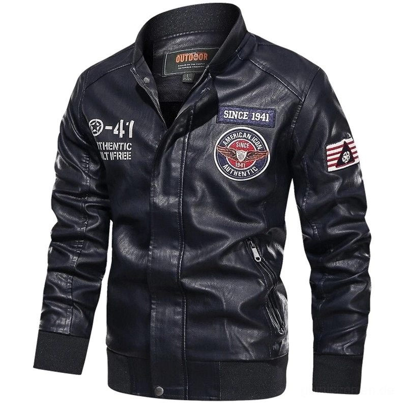 Gothic Moto PU Lederjacke Vorderansicht mit bestickten Abzeichen und Patches - Herren Biker Style mit Reißverschlusstasche