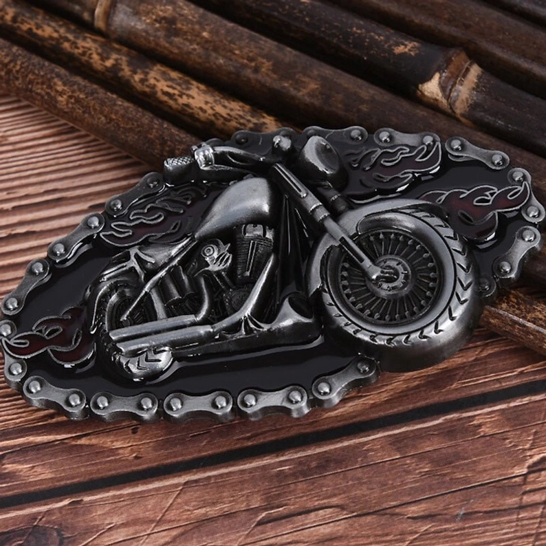 Gothic Motorrad Flammen Statement Gürtelschnalle – Komplette Designansicht mit Flammen-Akzenten, Kettenbordüre und Vintage Silber-Schwarz Metallfinish
