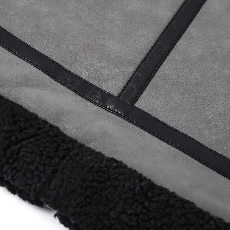 Vollständige Vorderansicht Gothic Motorrad-Lederjacke zeigt komplettes Styling mit Shearling-Kragen und Ärmel-Details