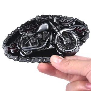 Hand hält Gothic Motorrad Gürtelschnalle – Schräge Handgriff-Perspektive der geprägten Chopper-Motorrad mit Flammen-Akzenten und ornamentaler Ketteneinfassung