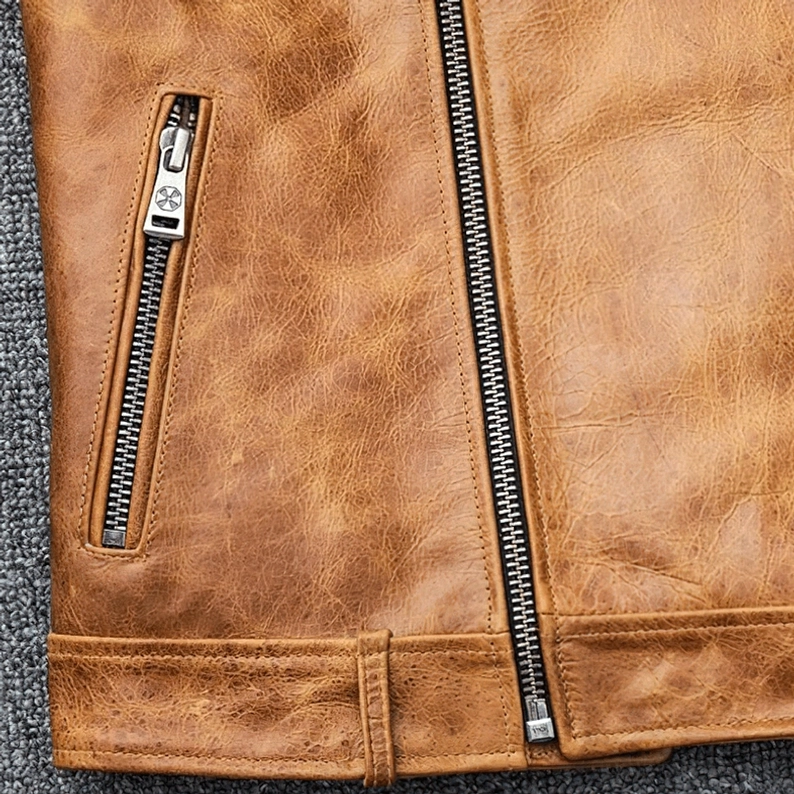 Asymmetrische Reißverschlussplatzierung und industrielle Design-Elemente auf der authentischen distressed Camel Leder gothic Motorradjacke