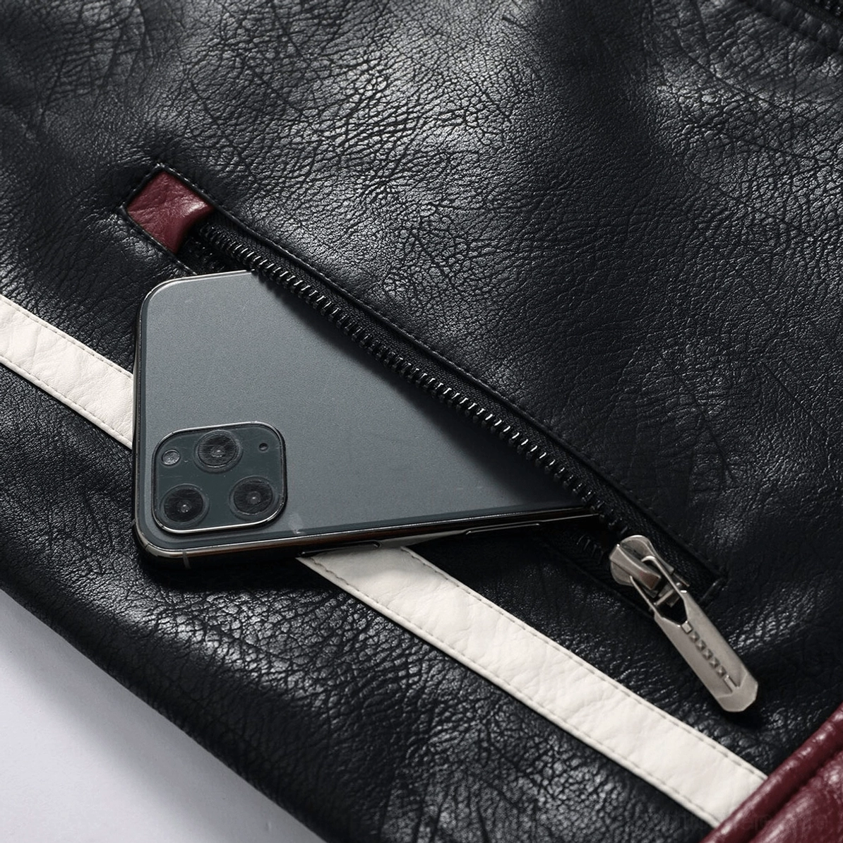 Rücken-Schulter und gestepptes Trim-Detail einer gothic Herren-Farbblock-Motorradjacke, zeigt Verarbeitungsqualität und Designpräzision