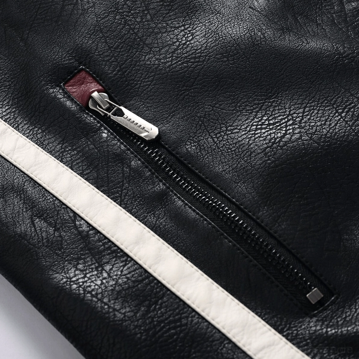 Flachlage Detailansicht einer gothic Motorradjacke zeigt Gesamtkonstruktion, Materialbeschaffenheit, Reißverschluss, Quilting und architektonisches Farbblock-Design