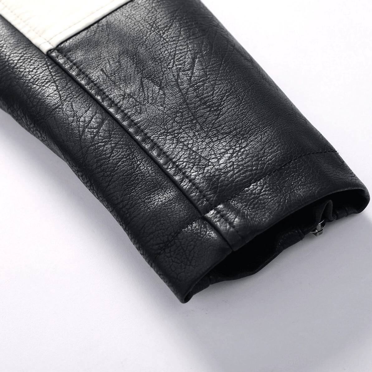 Vollständige Profilansicht einer gothic Motorradjacke zeigt strukturierte Silhouette, tailierte Passform, optimale Ärmelproportionierung und architektonisches Design