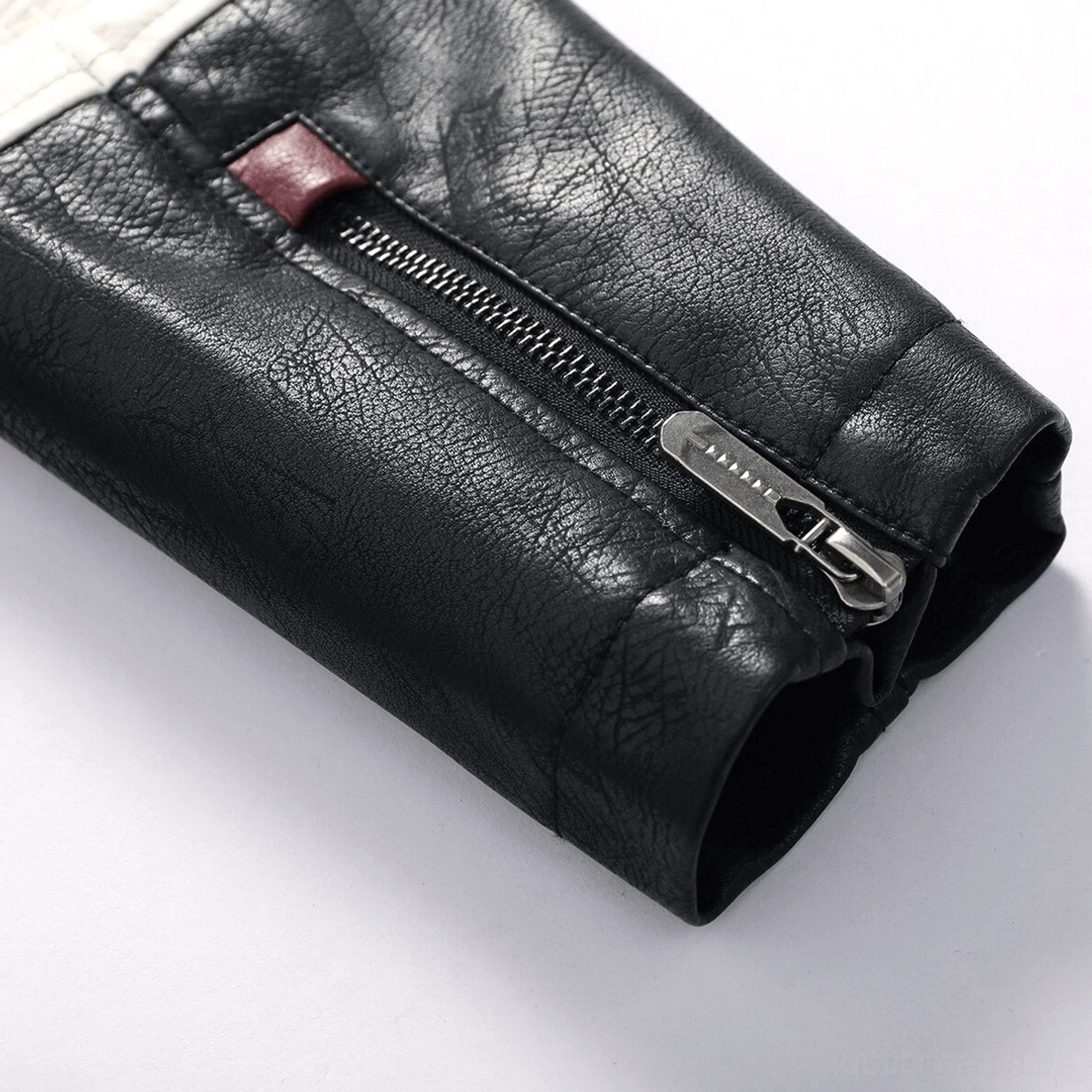 Saum und seitliche Reißverschluss-Pocket-Detailansicht einer gothic Farbblock-Motorradjacke, ribbed Trim und PU-Leder-Material-Textur