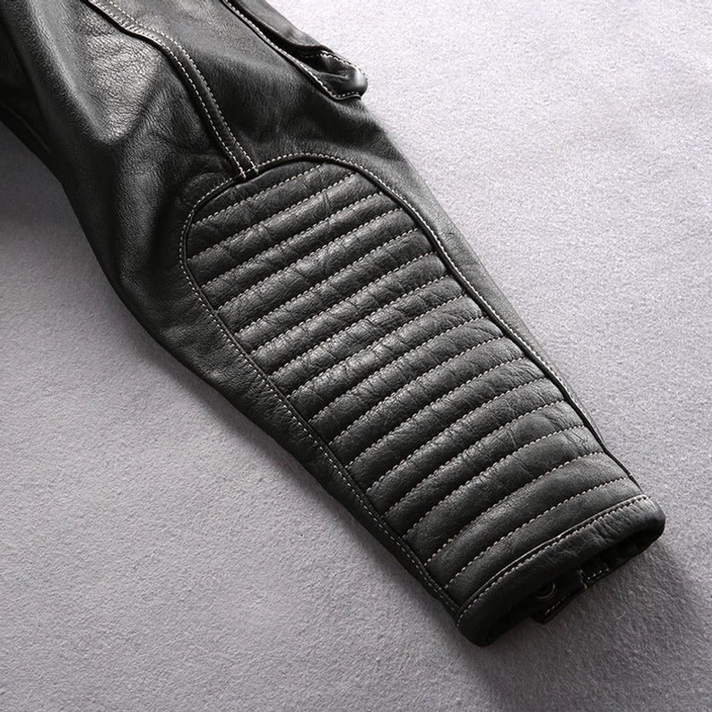 Schwarze echte Leder Gothic Motorradjacke alternative Detail-Winkelaufnahme, Jackenkonstruktion und Hardwaredetails, Qualitätsmerkmale demonstriert, technische Detail-Ansicht