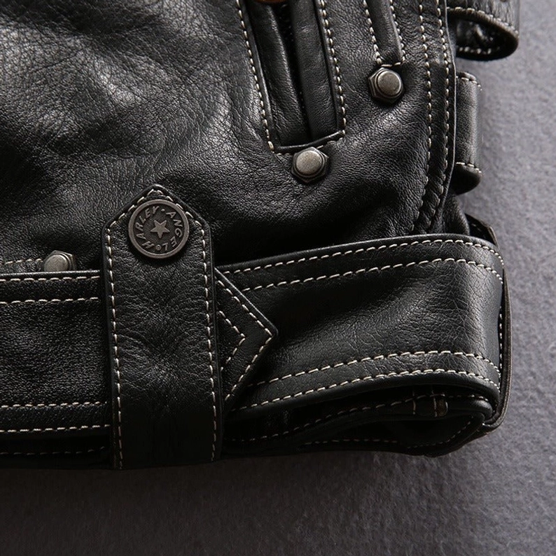 Schwarze echte Leder Gothic Motorradjacke Material-Textur-Detailaufnahme, echte Rindsleder-Qualität, Materialcharakter, organische Oberflächenmuster, Premium-Leder-Nahaufnahme