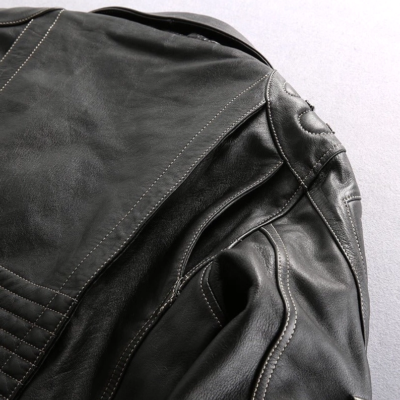 Schwarze echte Leder Gothic Motorradjacke Lifestyle-Styling-Aufnahme, dunkle Ästhetik-Präsentation, alternative Fashion-Kontext, dunkel-rebellische Atmosphäre, Szene-Setting