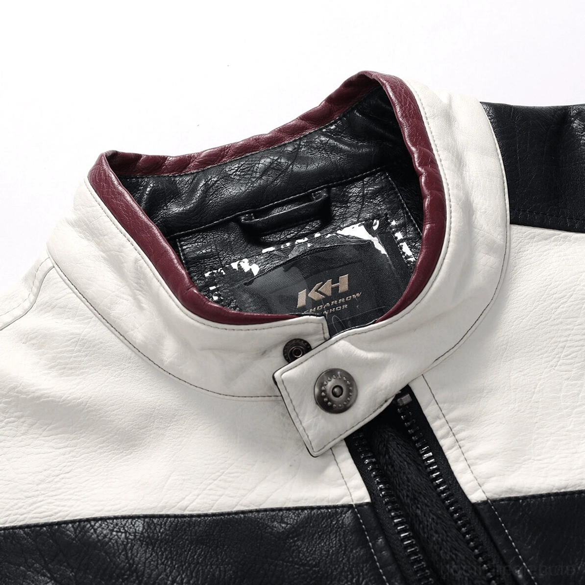 Detail des strukturierten Stehkragens mit Wine-Rot-Einfassung und inneren Marken-Label einer gothic Herren-Motorradjacke, Metallreißverschluss-Plakette