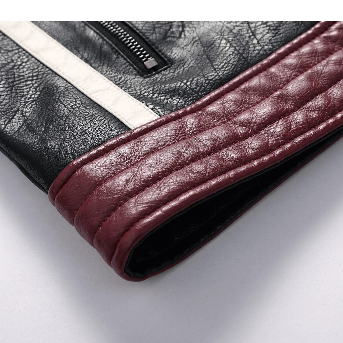 Schulter- und gesteppte Wine-Rot Leder-Patch-Detailaufnahme einer gothic Motorradjacke für Herren, zeigt Nähte und Quilting-Qualität