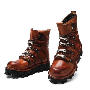 Vintage braune echte Leder Gothic Motorradstiefel Vorderansicht schräg mit verstärktem Metallschleifenhardware und klobiger Gummisohle