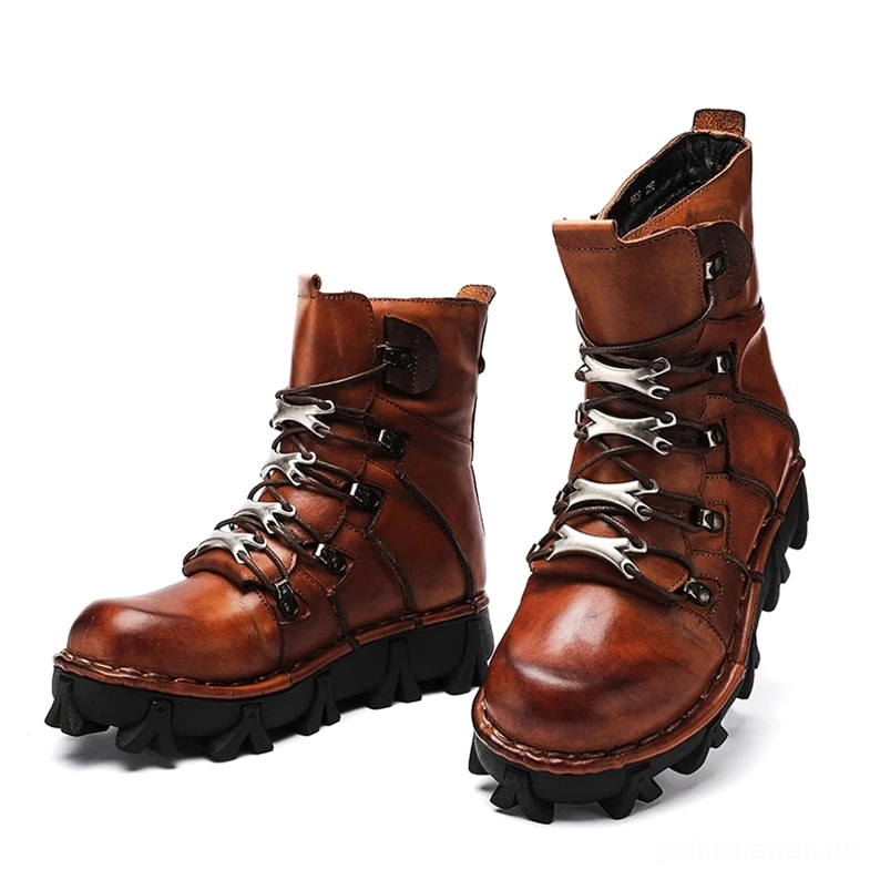 Vintage braune echte Leder Gothic Motorradstiefel Vorderansicht schräg mit verstärktem Metallschleifenhardware und klobiger Gummisohle