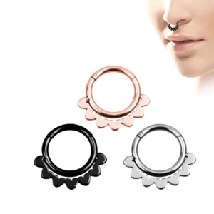 Gothic Nasensegment-Clicker Ring mit Scalloped Design an weiblichem Modell getragen, silberne Ausführung mit ornamentaler doppellagiger Verzierung am Nasenloch